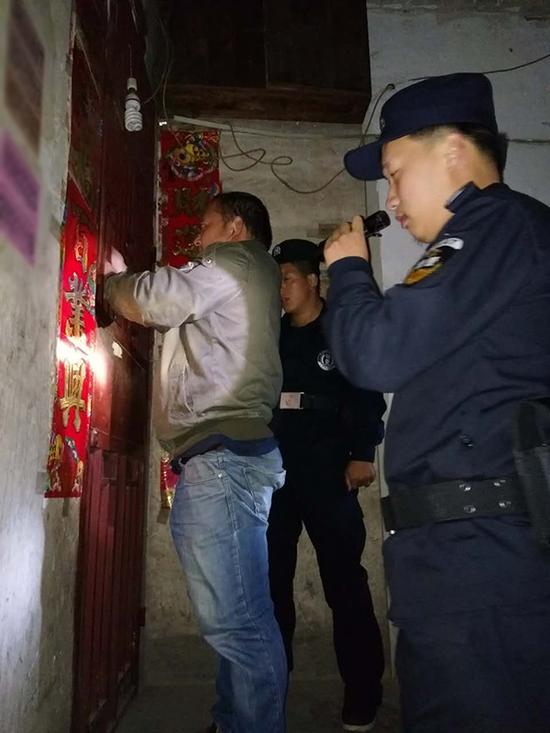 剑河县粗心妈妈误将幼女锁家中 民警全城寻开锁师傅开门